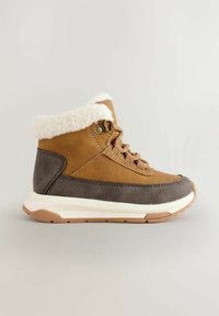 Braune und graue Knöchelstiefel mit weißem Kunstfellkragen, Schnürverschluss, Gummisohle und gepolstertem Knöchel für Komfort. Strukturiertes Obermaterial.