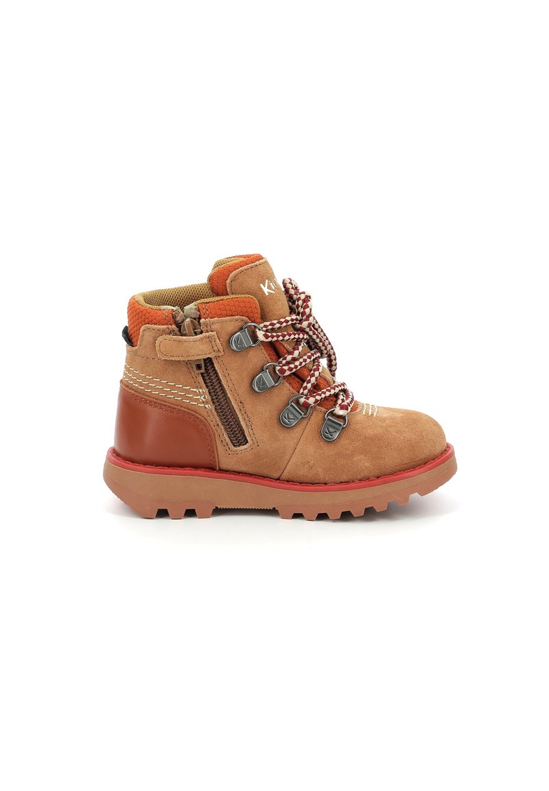 Braune Wildleder-Stiefelette mit orangefarbenen Akzenten, grauen Metallhaken, roten Schnürsenkeln, einem seitlichen Reißverschluss und einer genoppten Gummisohle.