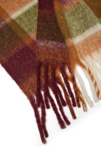 Écharpe en plaid en laine présentant un mélange de tons bordeaux, vert et marron avec de longues franges aux extrémités. Fini doux et texturé.