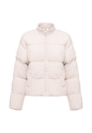 Giacca imbottita trapuntata color avorio con texture a trecce lavorate a maglia, collo alto e chiusura frontale con cerniera, mostrata su sfondo bianco.