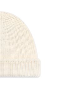 Cappello a berretto lavorato a maglia di colore crema chiaro, con una texture a coste e un risvolto piegato. Tessuto liscio con cuciture uniformemente distanziate.