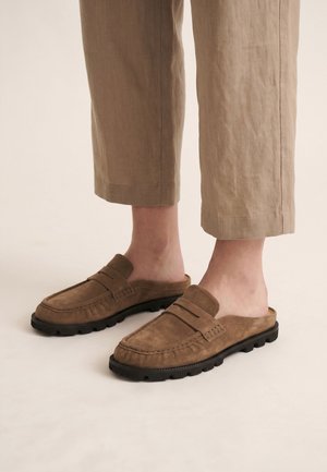Cesare Gaspari LOAFER WITH CHUNKY SOLE  - Matalakantaiset pistokkaat - beige