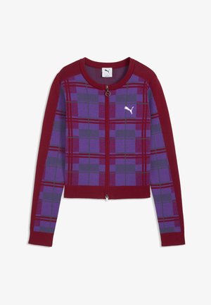Vest met rits en lange mouwen, met rood-paarse ruitjes, rode manchetten en kraag, en wit Puma-logo op de borst.