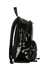 Zaino nero con una parte anteriore scintillante in paillettes, scomparti con zip e spallacci imbottiti. Presenta una maniglia piatta in cima per un facile trasporto.