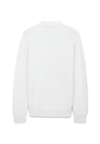 Weißer Strickpullover mit Polo-Kragen, langen Ärmeln sowie gerippten Bündchen und Saum. Der Stoff hat eine feine, strukturierte Optik.