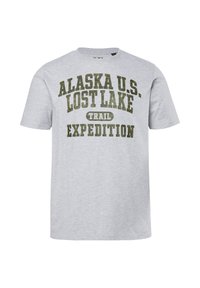 Lysegrå kortærmet T-shirt med grøn tekst "Alaska U.S. Lost Lake Trail Expedition" trykt på fronten.