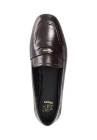Donkerbruine leren loafers met een gladde afwerking, voorzien van een ronde neus, gestikte details en een decoratieve band met een gouden logo.