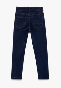 Jeans di denim blu scuro, vestibilità slim, con due tasche posteriori. Cuciture a contrasto lungo le cuciture e la cintura. Tessuto liscio con leggero effetto elasticizzato.