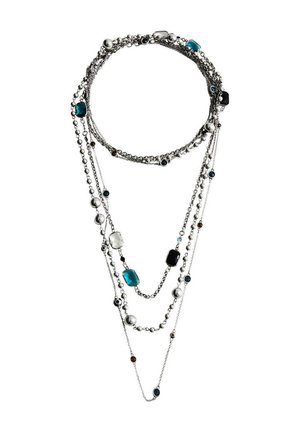Collana in argento multistrato con catene di varie dimensioni e perle rotonde e rettangolari blu, nere, bianche e argento.