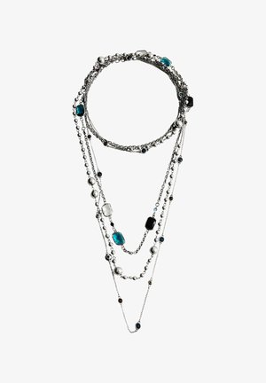 Collana in argento multistrato con catene di varie dimensioni e perle rotonde e rettangolari blu, nere, bianche e argento.