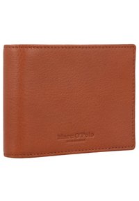 Bruine leren portemonnee met een gestructureerde afwerking, bi-fold ontwerp en gegraveerd logo. Bevat zichtbare stiksels en heeft een compact rechthoekig formaat.
