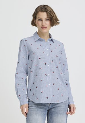 Niebiesko-biała koszula w paski na guziki z kwiatową haftą, posiadająca długie rękawy, kołnierzyk i luźny krój. Miękka faktura tkaniny.