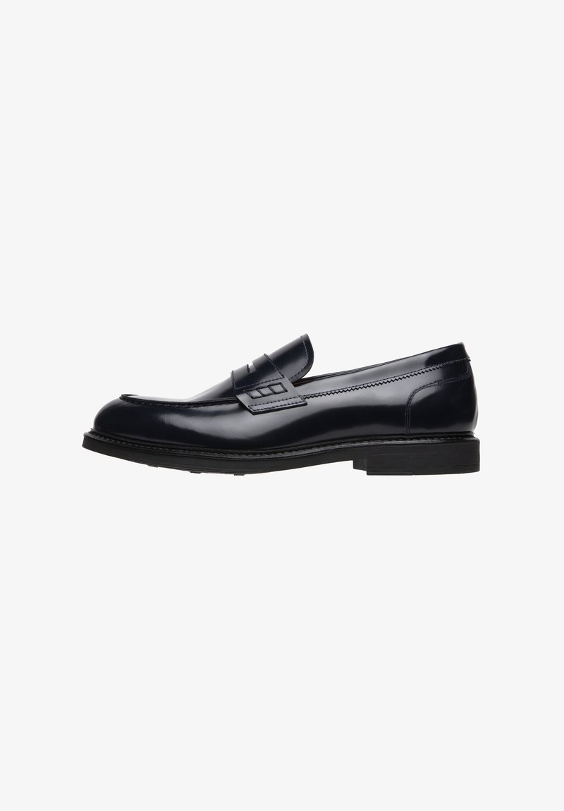 Marineblaue Lederloafer mit glatter Oberfläche, erhabenem Stich und dekorativem Band über dem Obermaterial. Gummisohle mit leichtem Absatz.