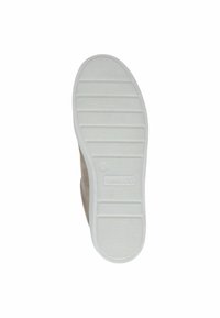 Podešev boty s vodorovnými drážkami a značkou "Caprice" viditelnou na čistém, bílém pryžovém podešvi na jednoduchém bílém pozadí.