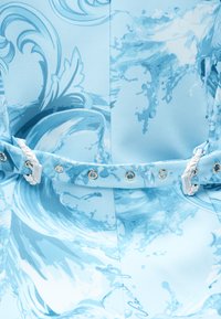 Ανοιχτό μπλε ύφασμα με περίτεχνα λευκά και πιο σκούρα μπλε κυκλικά μοτίβα με λουλούδια και πιτσιλιές νερού, με ζώνη που ταιριάζει και μεταλλικά ρουθούνια.