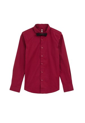 Camisa burdeos de manga larga con pequeños lunares blancos y una pajarita negra, abotonada por delante.