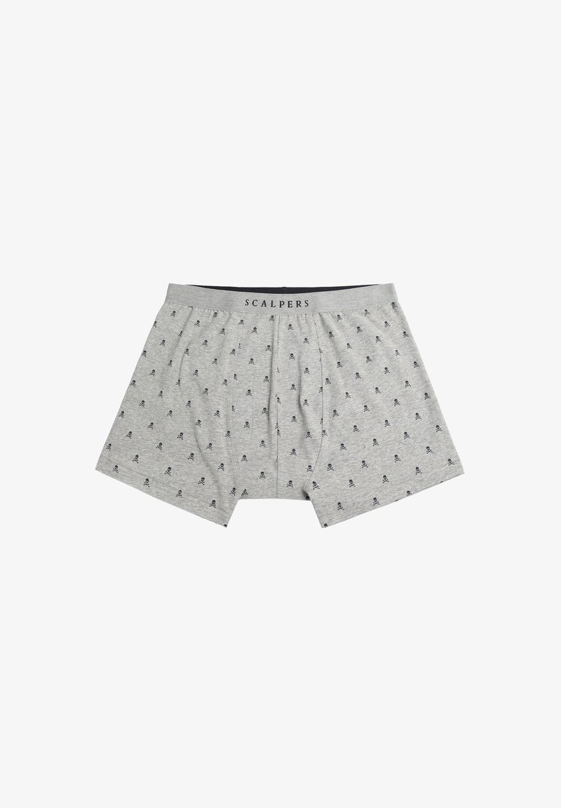 Grå boxers lavet af bomuld med en blød tekstur, prydet med et gentaget lille kranie-mønster i marineblå, og en elastisk talje med teksten "SCALPERS."
