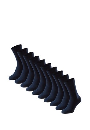 Tien paar simpele zwarte enkelsokken gerangschikt in een diagonale rij op een witte achtergrond.