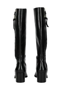 Botas de cuero negro hasta la rodilla con un diseño elegante, tacón cuadrado y cremallera lateral con detalle de borlas. Textura suave y acabado brillante.