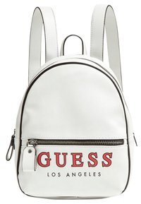 Biały plecak z ekoskóry o zaokrąglonym kształcie, z czarnym obszyciem, przednią kieszenią na suwak oraz czerwonym logo "GUESS LOS ANGELES".