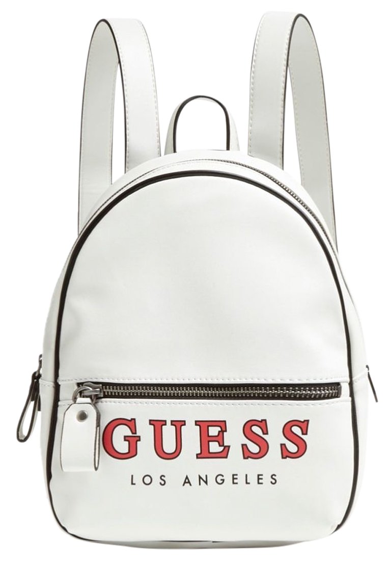 Biały plecak z ekoskóry o zaokrąglonym kształcie, z czarnym obszyciem, przednią kieszenią na suwak oraz czerwonym logo "GUESS LOS ANGELES".