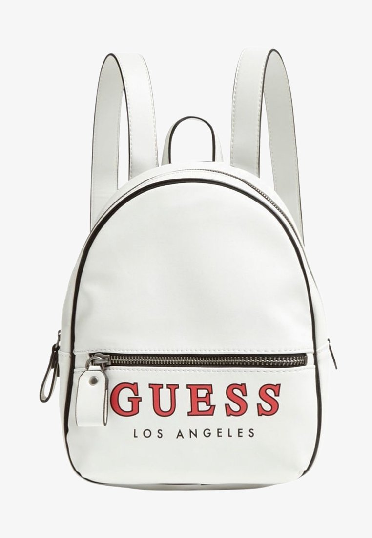 Biały plecak z ekoskóry o zaokrąglonym kształcie, z czarnym obszyciem, przednią kieszenią na suwak oraz czerwonym logo "GUESS LOS ANGELES".