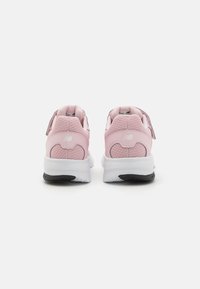 Chaussures de sport roses avec une tige en maille, semelles rembourrées et sangles ajustables. Détails blancs et semelle extérieure noire.