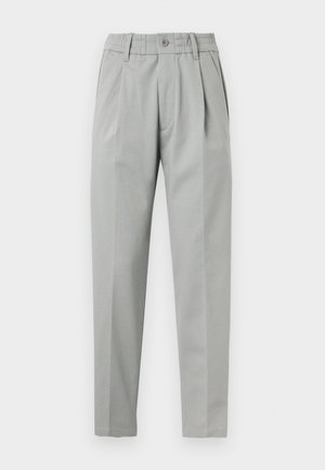 Pantalon gris clair droite avec taille élastique, fermeture à boutons, poches latérales et plis à l'avant, présenté sur un fond blanc.