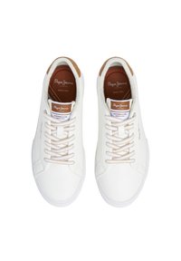 Weiße Ledersneaker mit Schnürdesign, hellbraunen Akzenten an der Ferse und strukturierter Oberfläche. Verfügen über beigen Schnürsenkel und weiße Gummisohle.