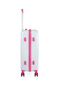 Maleta rígida en blanco con acentos en rosa, que cuenta con un mango retráctil, ruedas suaves y un doble cierre en el centro.