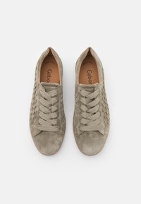 Sneaker grigie in suede con design laterale intrecciato, punta arrotondata, lacci elastici e soletta in pelle color cuoio con branding "Gabor".