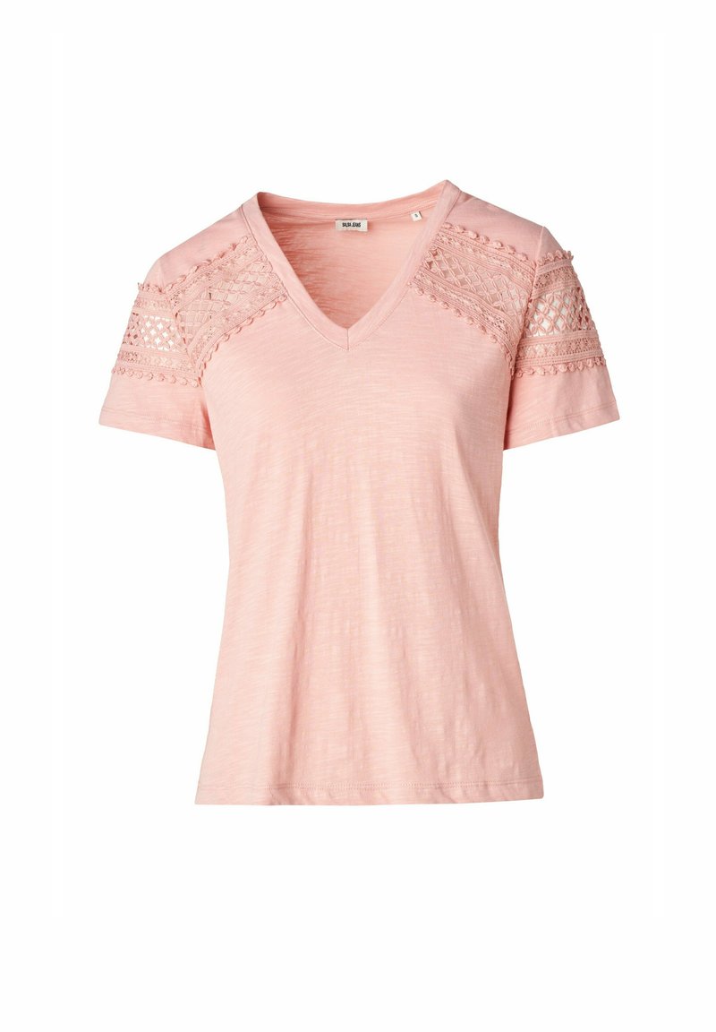 Camiseta de manga corta en V color rosa, con detalles de encaje texturizado en los hombros y un ajuste ligeramente relajado. Tejido suave con una textura ligera y transpirable.