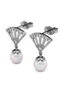Orecchini a forma di ventaglio in argento con un accento in cristallo e una goccia di perla bianca, con dettagli intricati attorno all'attacco della perla.