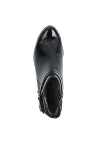 Schwarze Knöchelstiefel mit glänzender Lederoberfläche, spitzem Zehenbereich, seitlichem Reißverschluss und niedrigem Absatz. Das Innere verfügt über eine beschriftete Markeninnensohle.