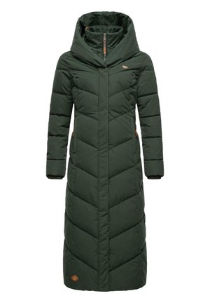 Long manteau d’hiver matelassé vert foncé avec grande capuche, fermeture éclair avant cachée par un rabat, poches latérales zippées et motif matelassé en chevrons.