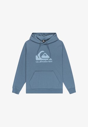 Modrá mikina s kapucňou a predným kengurím vreckom, s rebrovanými manžetami a lemom. Na hrudi má veľké biele logo Quiksilver. Vyrobená z mäkkej látky.