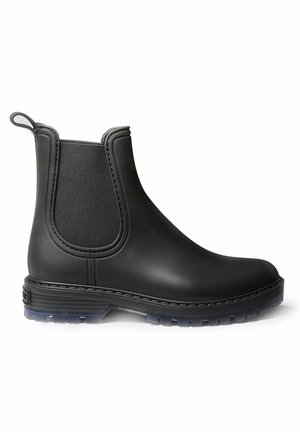 Botte noire imperméable style Chelsea avec panneaux latéraux élastiques et languette d'aide à l'enfilage sur fond blanc.
