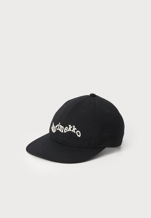 Svart keps i bomull med en böjd skärm och broderad "Marimekko"-logotyp i vitt. Strukturerad design i sex paneler med ögonlappar.
