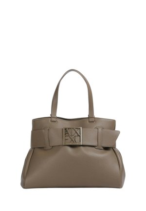 Borsa in pelle tan con forma strutturata, una tracolla larga con placca logo e due manici resistenti. Superficie testurizzata.
