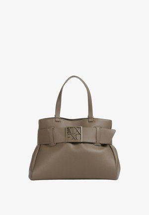 Borsa in pelle tan con forma strutturata, una tracolla larga con placca logo e due manici resistenti. Superficie testurizzata.