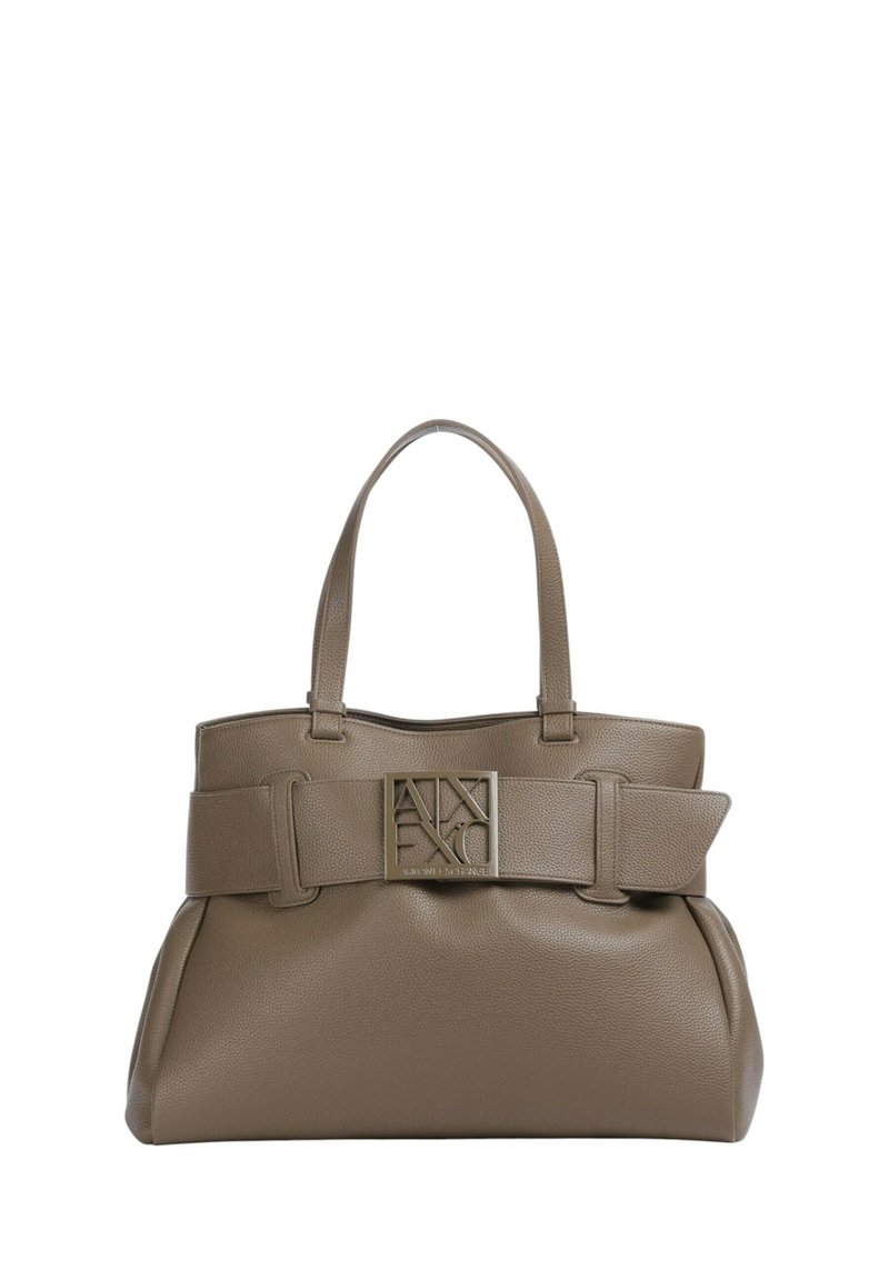 Borsa in pelle tan con forma strutturata, una tracolla larga con placca logo e due manici resistenti. Superficie testurizzata.