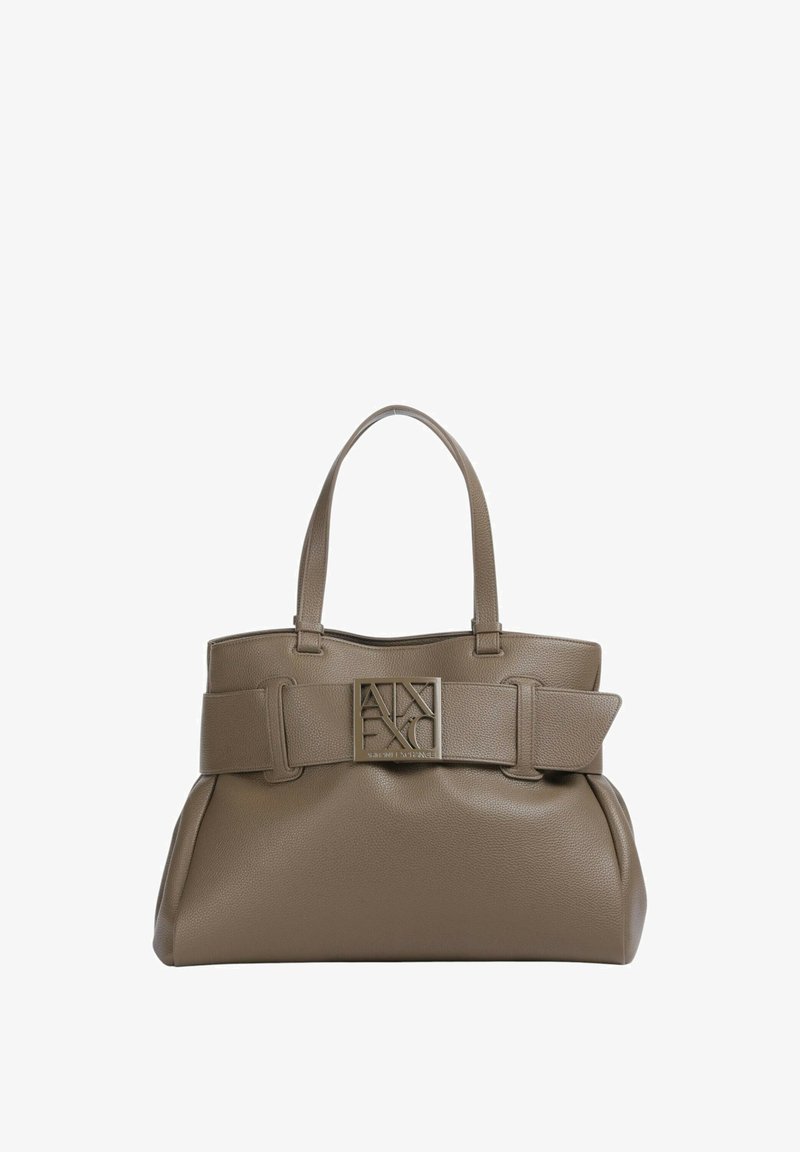 Borsa in pelle tan con forma strutturata, una tracolla larga con placca logo e due manici resistenti. Superficie testurizzata.