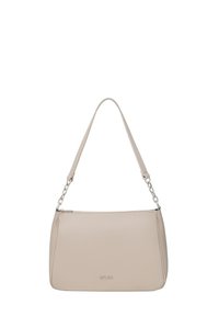 Sac à bandoulière en cuir beige avec des maillons de chaîne argentés sur les bretelles et une fermeture éclair, avec un logo de marque discrètement embossé à l’avant.