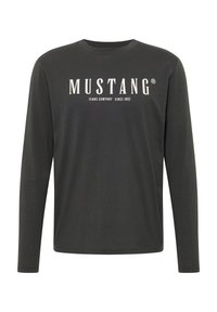 Ilga rankovė tamsiai pilka marškinė suapvalintu kaklu, pagaminta iš medvilnės, su balta grafika "MUSTANG JEANS COMPANY SINCE 1932" ant krūtinės.
