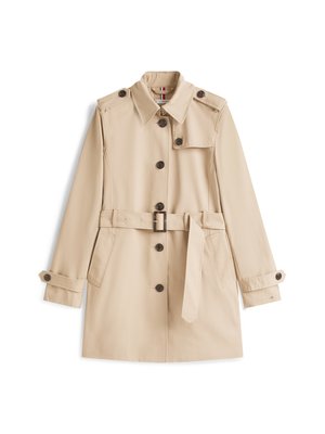 Beige trenchcoat laget av glatt stoff, med belte i midjen, knappelukking, skulderklaffer og to frontlommer.