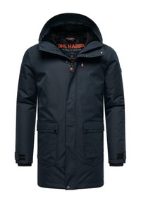 Tumši zilā ūdensizturīgā parka jaka ar kapuci, kas aprīkota ar priekšējo rāvējslēdzēju un kniedēm, vairākiem kabatām un kontrastējošu oranžu iekšpusi.