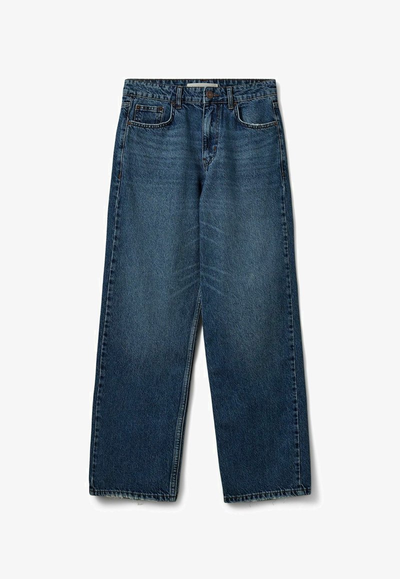 Jean denim bleu foncé à jambes droites avec bouton sur le devant, fermeture éclair et design à cinq poches, posé à plat sur un fond blanc.
