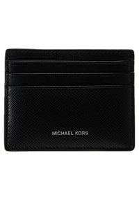 Svart skinn kortholder med fire spor. Teksturert finish og preget logo "MICHAEL KORS" i sølv nederst. Kompakt rektangulær form.