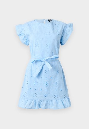 Lichtblauwe korte jurk met oogjesbloemmotief, gerimpelde korte mouwen en zoom, en een stoffen ceintuur geknoopt in de taille.