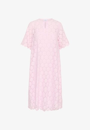 Rožinė nėriniuota suknelė su apvaliu kaklu, surišamu raiščiu, trumpomis rankovėmis ir banguotu apačiu. Audinys turi gėlių raštą.